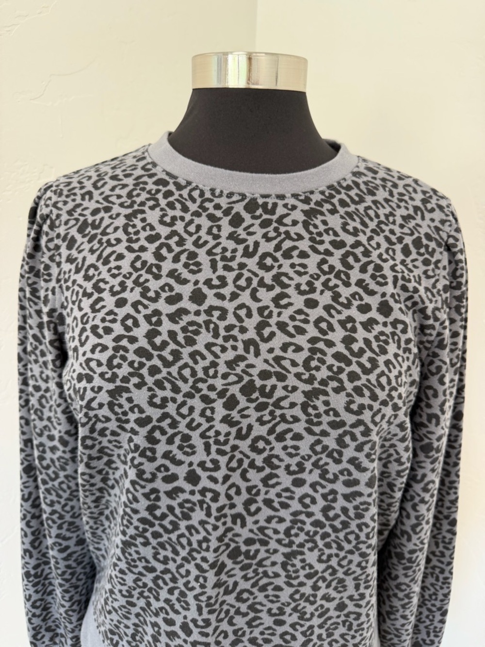 Rails Marcie Cheetah Print Grey Cotton Blend
Sweatshirt and Jogger Set Size M - Picture 4 of 17